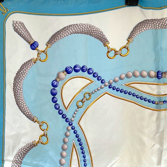 🎉HP🎉Vintage Cartier Scarf - Picture 4 of 8